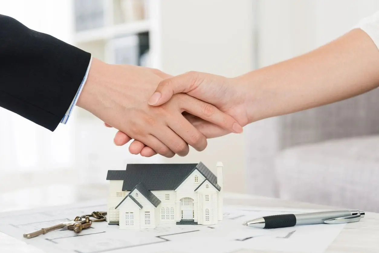 Client shaking hands with the realtor